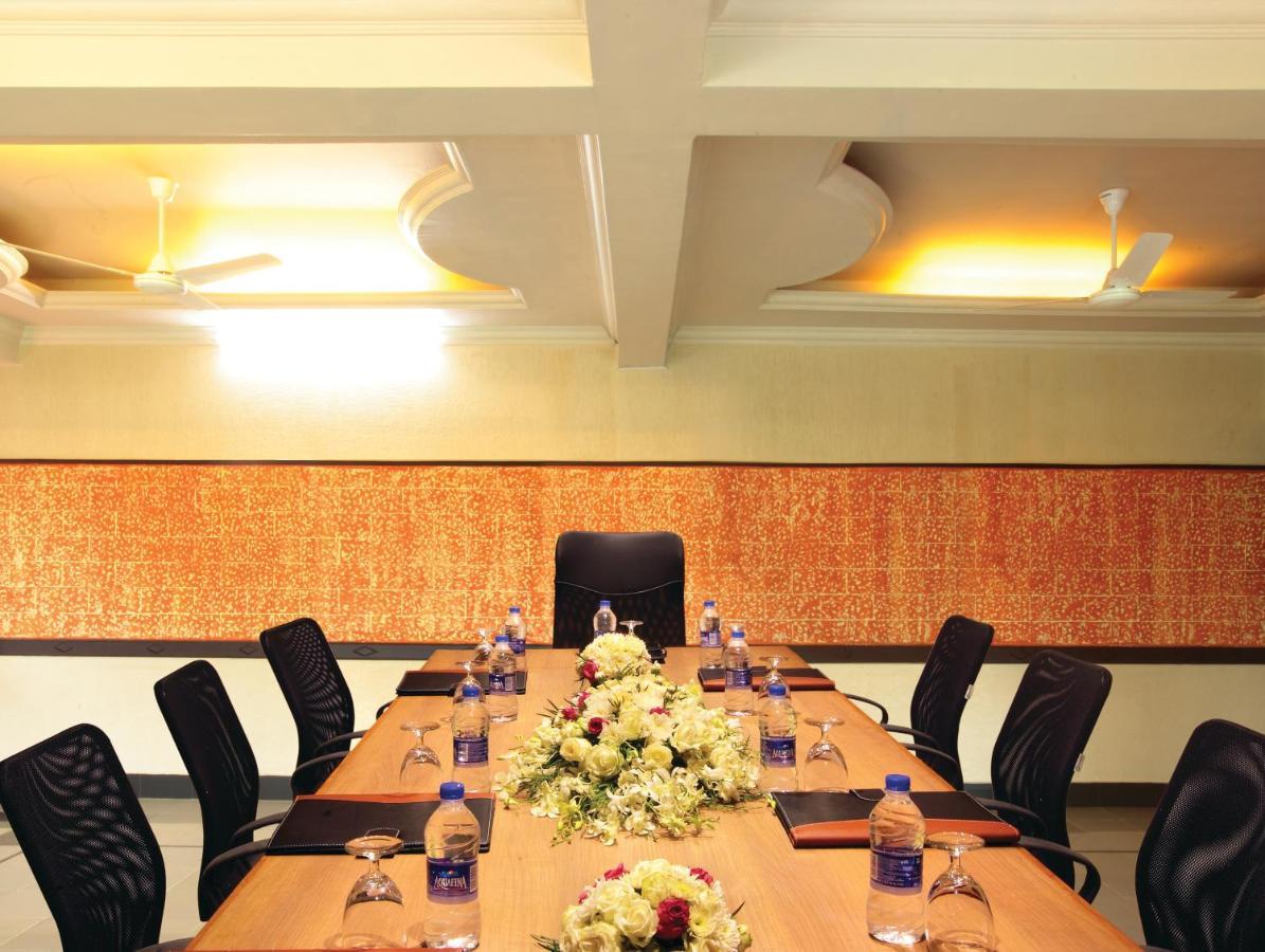 Hotel Maharani Pala Bagian luar foto