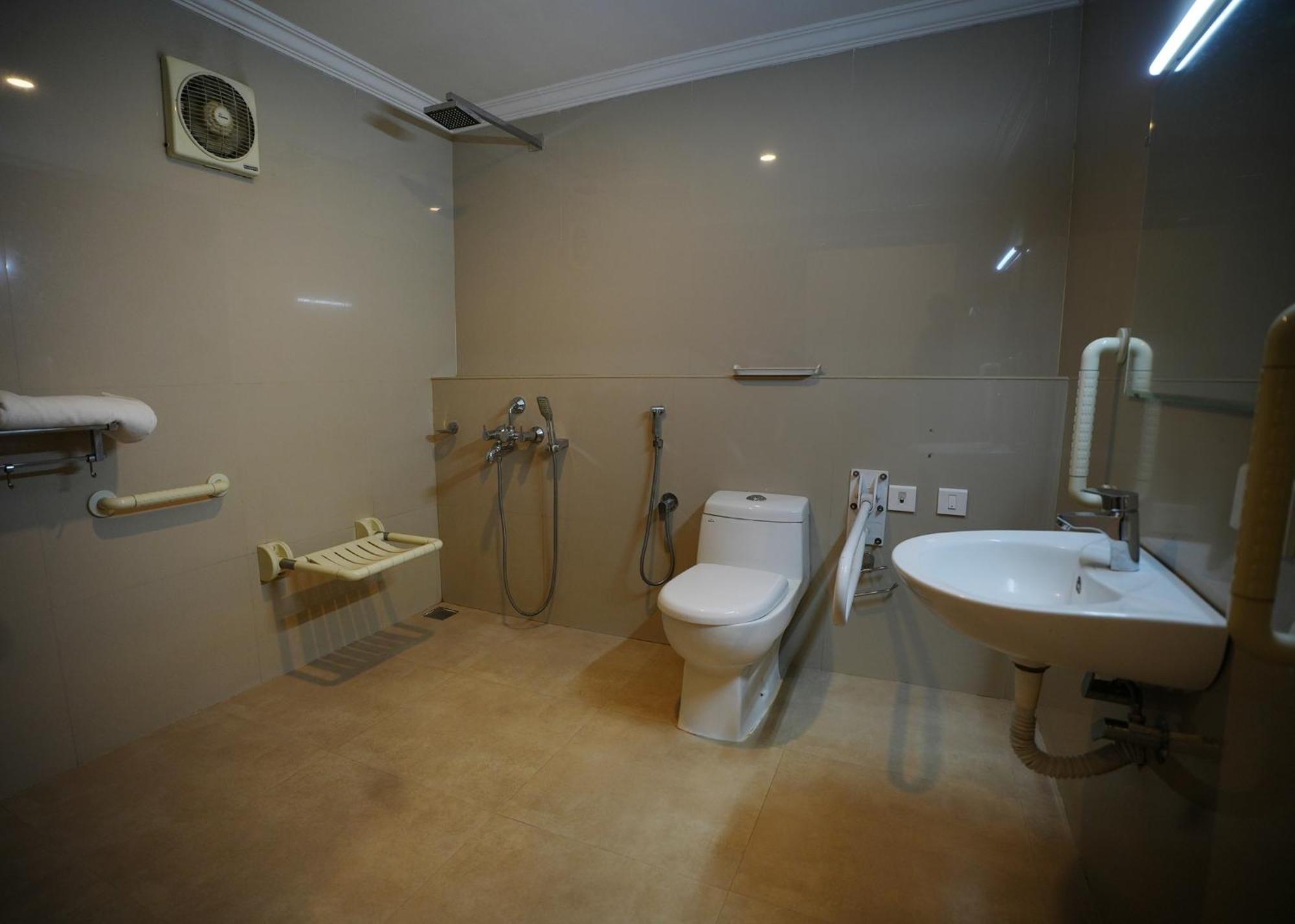 Hotel Maharani Pala Bagian luar foto