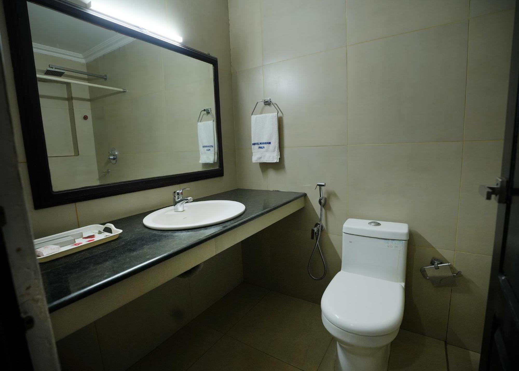Hotel Maharani Pala Bagian luar foto