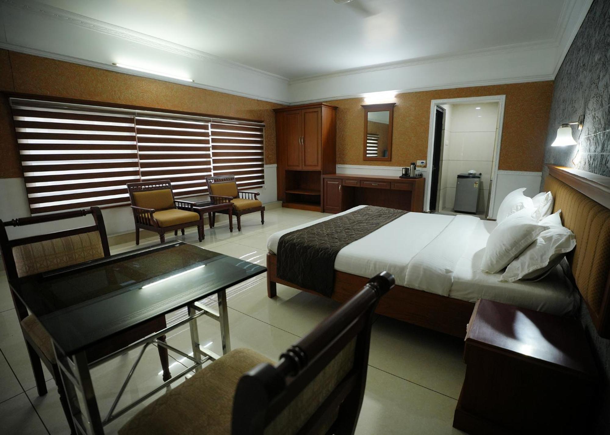 Hotel Maharani Pala Bagian luar foto