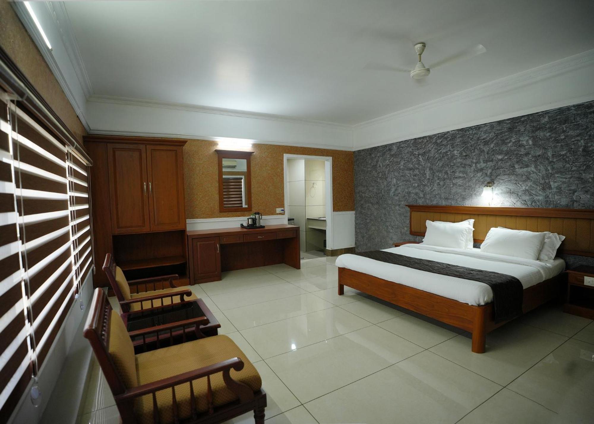 Hotel Maharani Pala Bagian luar foto