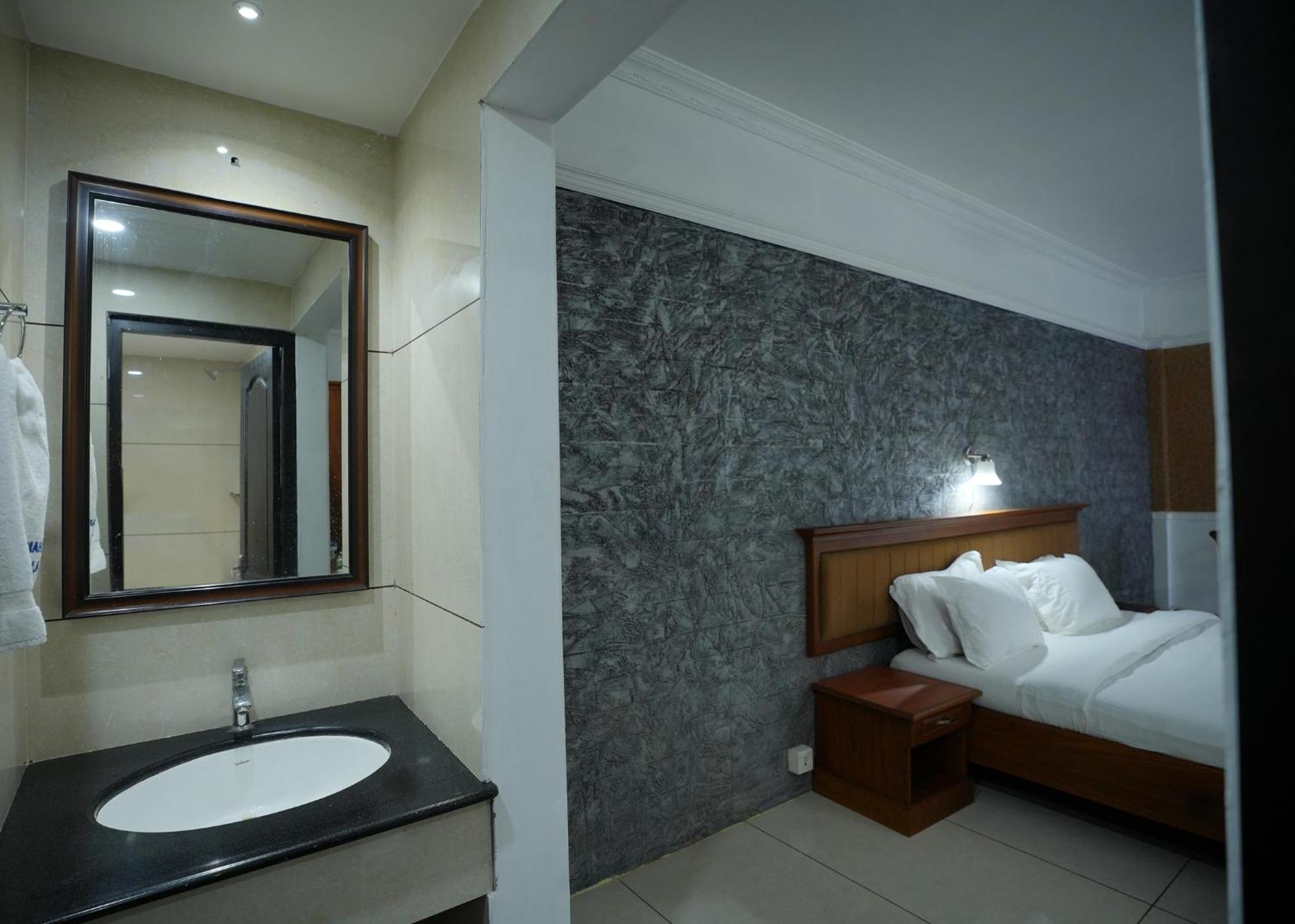 Hotel Maharani Pala Bagian luar foto